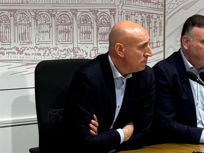 El alcalde de León este lunes en una rueda de prensa.