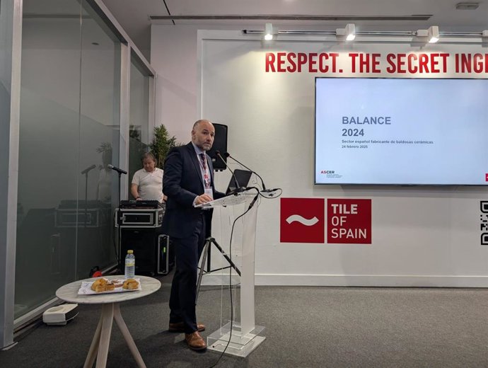 El secretario general de Ascer, Alberto Echavarría, presenta los principales datos de 2024 del sector cerámico español