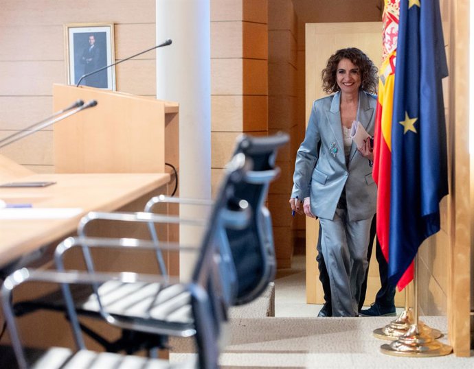 A Primeira Vice-Presidente e Ministra das Finanças, María Jesús Montero, chega a uma coletiva de imprensa no Ministério das Finanças, em 24 de fevereiro de 2025, em Madri (Espanha). Durante sua apresentação, Montero anunciou que o Ministério das Finanças 