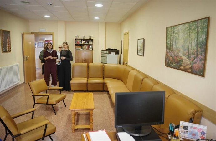 La consejera de Familia, Juventud y Asuntos Sociales, Ana Dávila, en una visita un centro residencial para mujeres jóvenes.