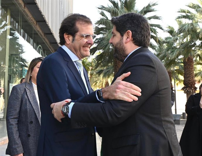El presidente del Gobierno de la Región de Murcia, Fernando López Miras, con el presidente de la Autoridad Portuaria de Cartagena, Pedro Pablo Hernández