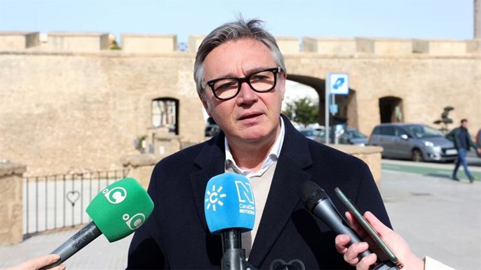 Manuel Gavira atiende a los periodistas en Cádiz.