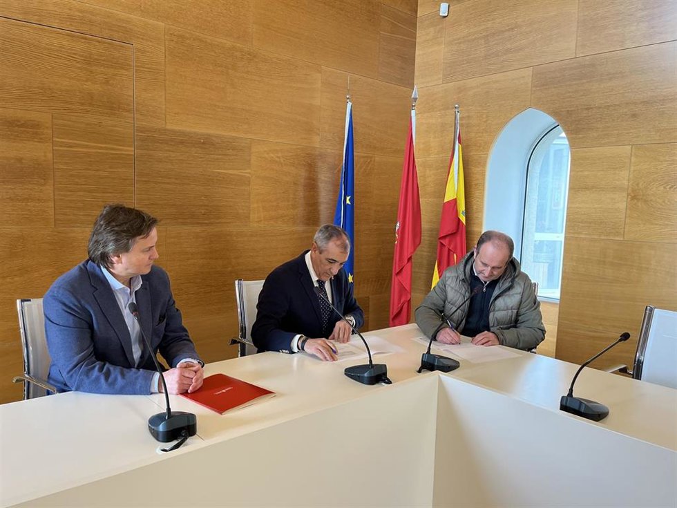 El consejero de Cohesión Territorial del Gobierno de Navarra, Óscar Chivite, y el alcalde del Valle de Aranguren, Manolo Romero, en la firma del convenio sobre la nueva glorieta en el entorno del polígono de Mutilva