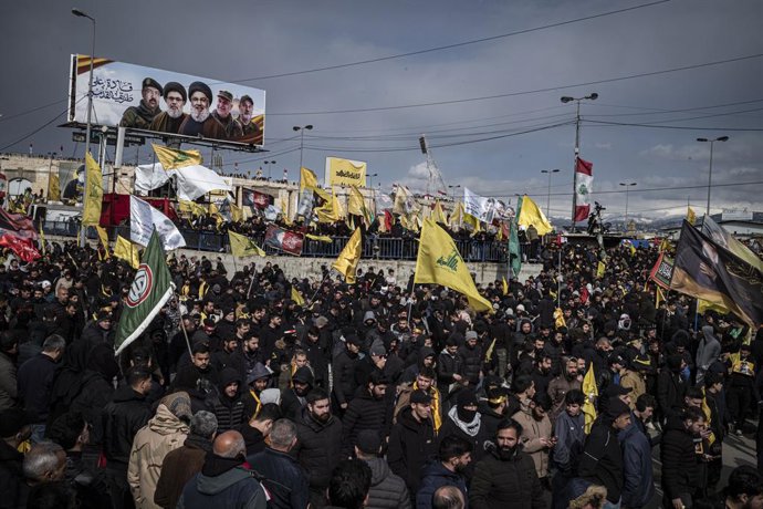 Participantes do funeral do falecido líder do partido libanês Hezbollah, Hassan Nasrallah, que foi morto em um bombardeio israelense na capital do Líbano, Beirute, em 27 de setembro de 2024 (arquivo).