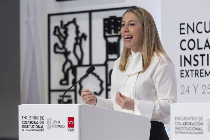 La presidenta de la Junta de Extremadura, María Guardiola, en rueda de prensa tras reunirse con la presidenta de la Comunidad de Madrid, Isabel Díaz Ayuso, en la primera jornada de su viaje institucional a Extremadura