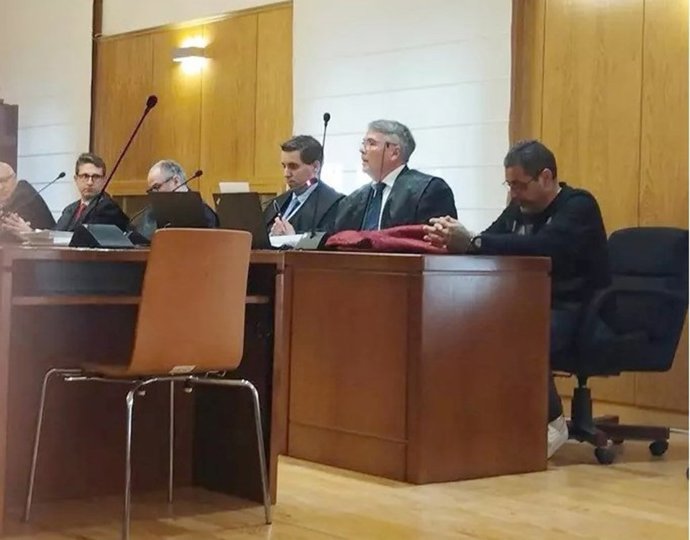 Archivo - El condenado, primero por la derecha, durante el juicio celebrado el pasado mes de junio en la Audiencia de Valladolid.