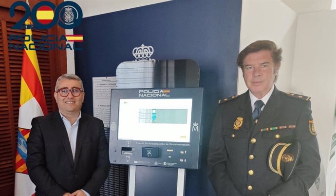 El alcalde de Inca, Virgilio Moreno, y el secretario general de la Jefatura Superior de Policía Nacional, Jose Vicente Fernández, en la inauguración del PAD en Inca.