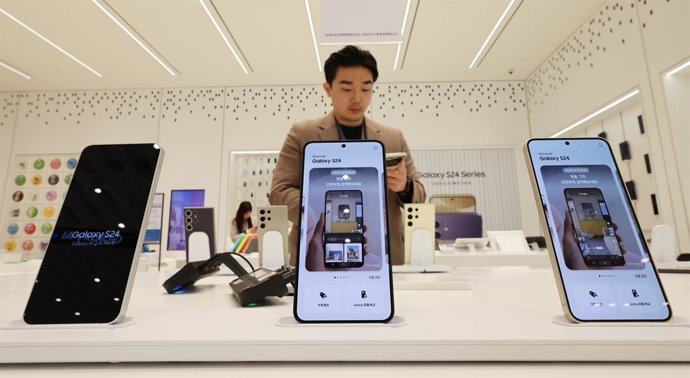 Archivo - Arquivo - 18 de janeiro de 2024, Coreia do Sul, Seul: Os mais recentes smartphones da série Galaxy S da Samsung Electronics Co., o Galaxy S24, o Galaxy S24 Plus e o Galaxy S24 Ultra, estão em exibição em uma loja da empresa em Seul, depois de te