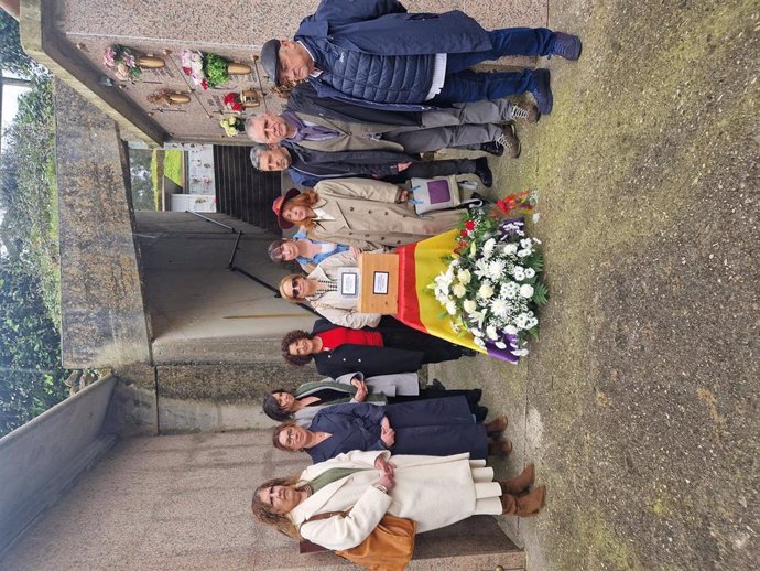Acto de entrega de los restos de Baldomero Vigil-Escalera Vallejo, en el cementerio de Deva.