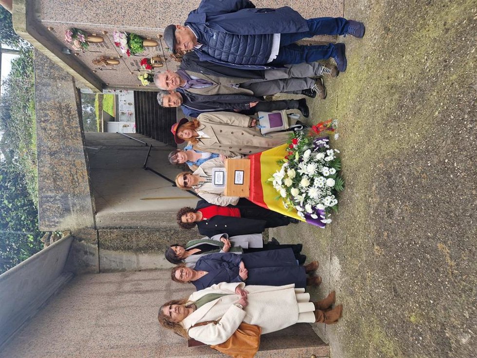 Acto de entrega de los restos de Baldomero Vigil-Escalera Vallejo, en el cementerio de Deva.