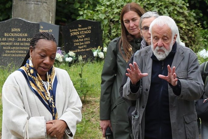 Mike Leigh: "Me han llegado a decir '¿Qué hace un blanco haciendo una película sobre negros?'"