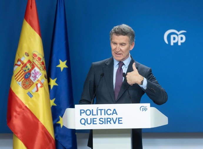 El presidente del PP, Alberto Núñez Feijóo, durante una rueda de prensa, en la sede del partido, a 24 de febrero de 2025, en Madrid (España). 