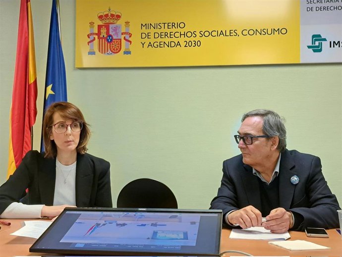 Dña. Joanna Arranz Pedraza, del Área de Políticas Sociales de la FEMP, y D. Ángel Yagüe Criado, coordinador del Programa AGE-FRIENDLY TOOLKIT en CEOMA, durante la presentación de los resultados finales del proyecto