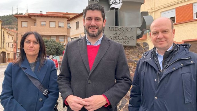 El portavoz de VOX en las Cortes, Alejandro Nolasco, acompañado del portavoz adjunto, Santiago Morón, y de la concejal de VOX en Andorra, Aroha Rochela, este lunes en Andorra (Teruel)