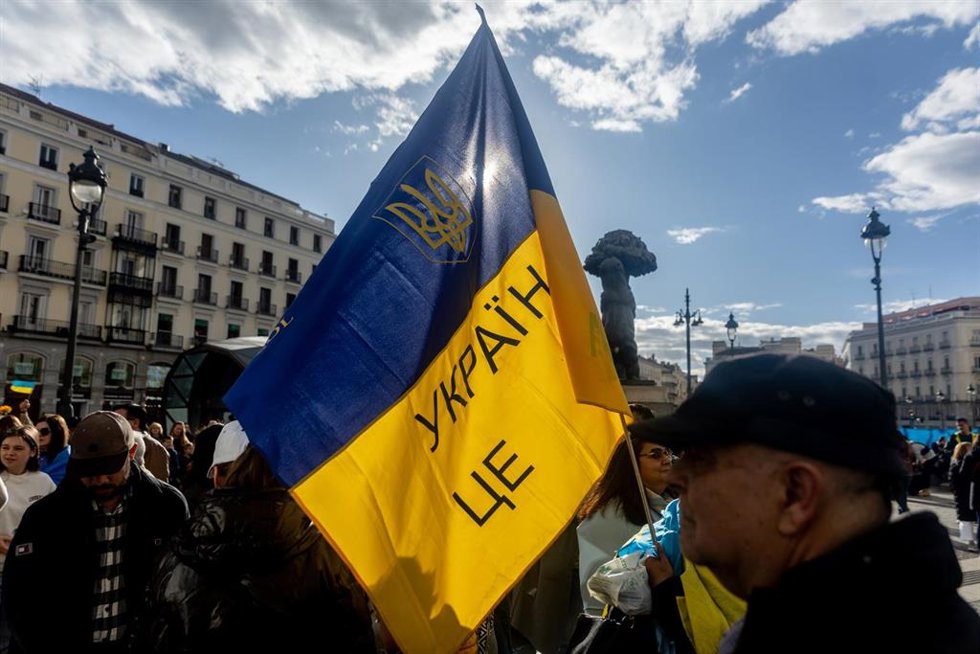 Decenas de personas durante una manifestación con motivo del tercer aniversario de la invasión armada rusa a gran escala contra Ucrania, en la Puerta del Sol, a 22 de febrero de 2025, en Madrid (España).