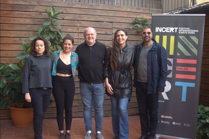 La directora del Festival Incert, Teresa Palop, la música Eli Pons, el presidente de la ACP, Xavier Cutillas, la música Irene Zugaza y el director y músico Iyad Staiti.