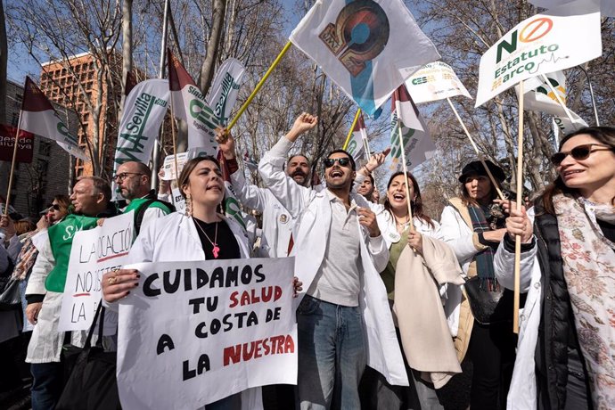 Imagen de archivo de decenas de personas durante una concentración de los sindicatos médicos frente al Ministerio de Sanidad.