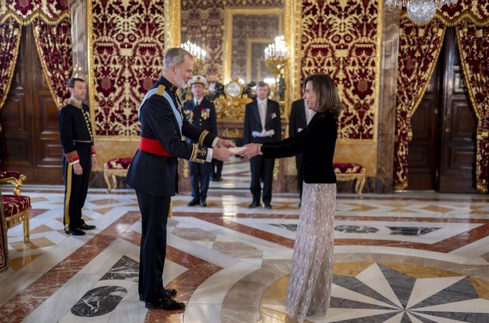 El Rey Felipe VI recibe la Carta Credencial de la embajadora de la república Francesa, Kareen Rispal, en el Palacio Real de Madrid, a 24 de diciembre de 2025, en Madrid (España). El Rey ha recibido las Cartas Credenciales de los nuevos embajadores de Ghan