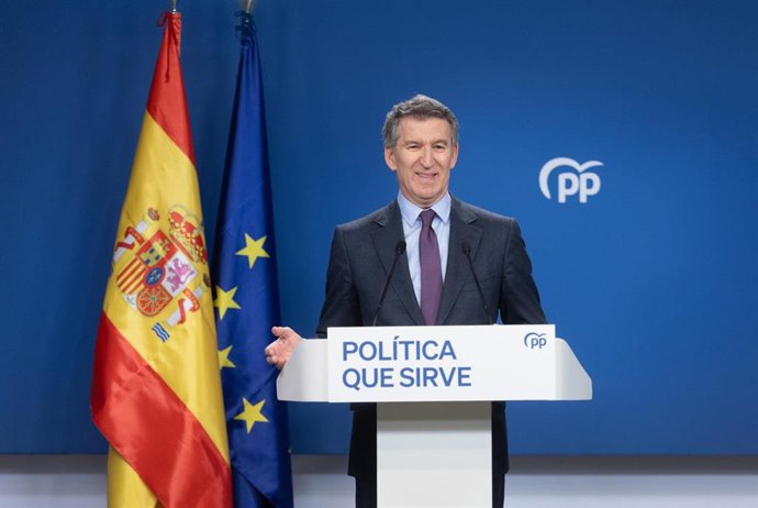 El presidente del PP, Alberto Núñez Feijóo, durante una rueda de prensa, en la sede del partido