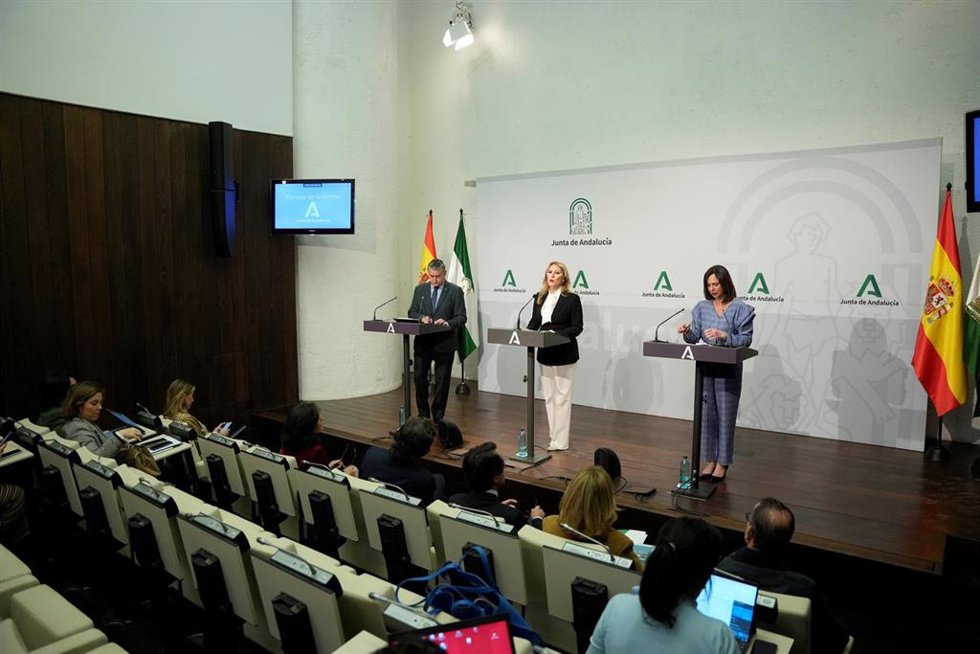 El consejero de la Presidencia, Interior, Diálogo Social y Simplificación Administrativa, Antonio Sanz; la consejera de Economía, Hacienda y Fondos Europeos y portavoz del Gobierno, CarolinaEspaña (c); y la consejera de Fomento, Articulación del Territ