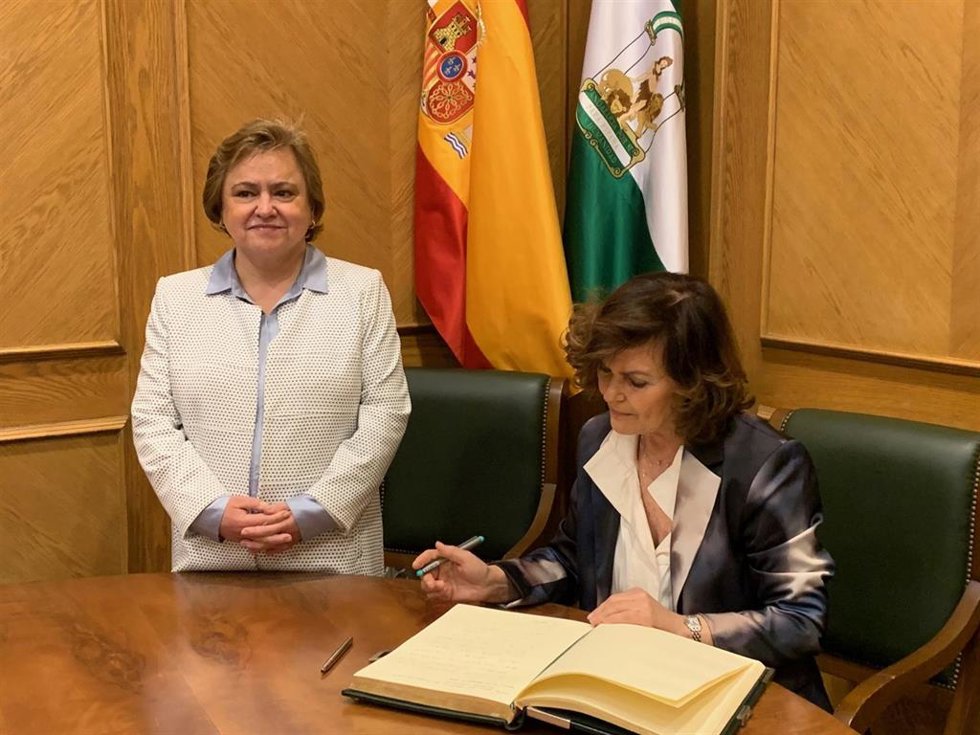 La presidenta del Consejo de Estado, Carmen Calvo, firma en el libro de honor del Consejo Consultivo de Andalucía junto a su presidenta, Jesús Gallardo Castillo.