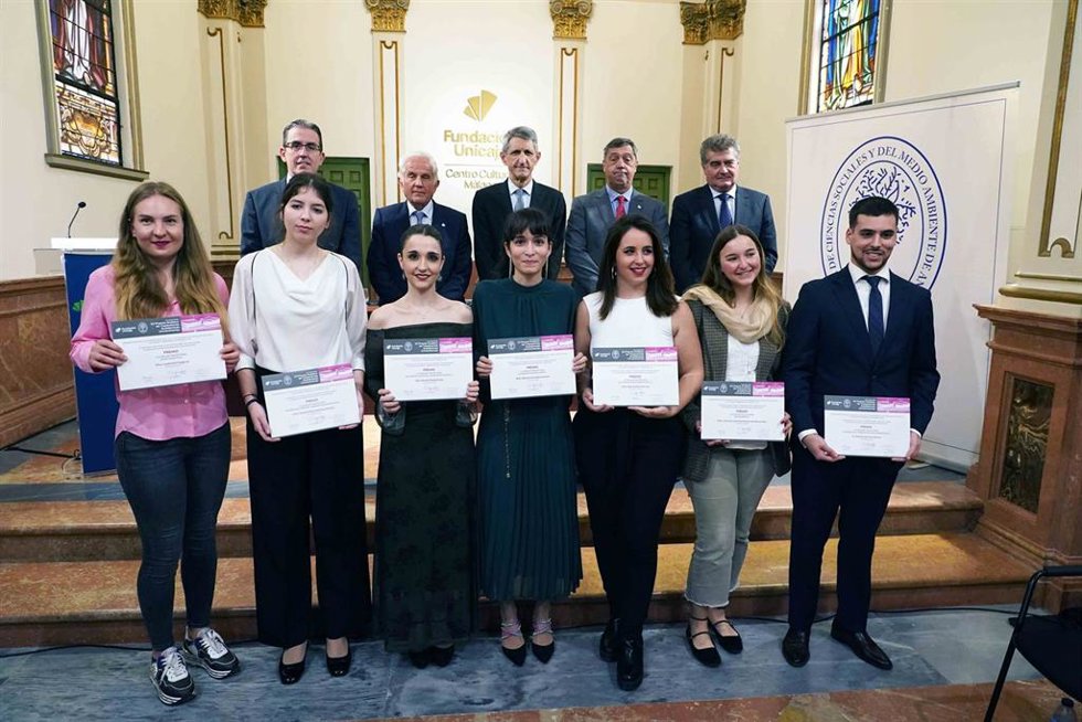 Os XV Premios Andaluces de Trayectorias Académicas Universitarias son distinciones dirigidas a reconocer la excelencia académica de los egresados de las universidades andaluzas en siete categorías.