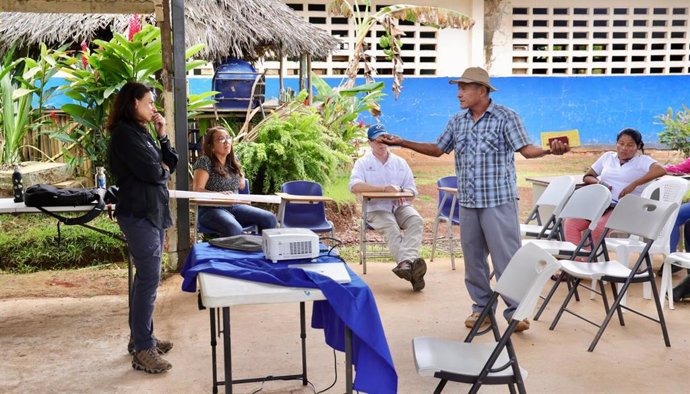 La subadministradora del Canal de Panamá, Ilya Espino de Marotta junto con moradores de algunas comunidades de la cuenca de río Indio