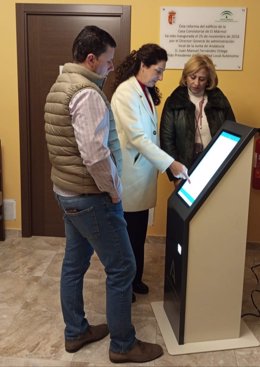 Ana Mata (c) consulta el punto digital del SAE instalado en el Ayuntamiento de El Mármol.
