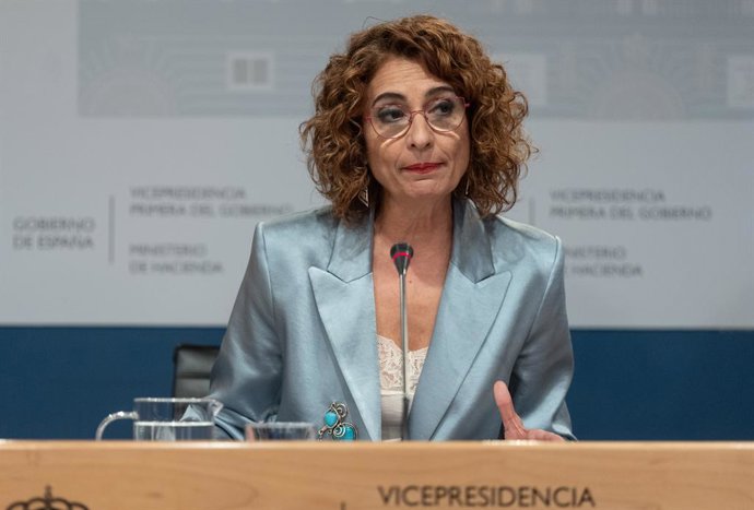 La vicepresidenta primera i ministra d'Hisenda, María Jesús Montero, durant una roda de premsa, en el Ministeri d'Hisenda, a 24 de febrer del 2025, a Madrid (Espanya). 