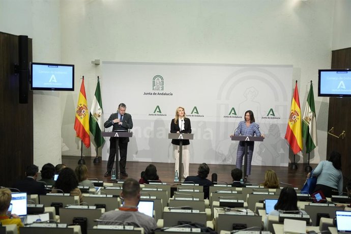 El consejero de la Presidencia, Interior, Diálogo Social y Simplificación Administrativa, Antonio Sanz; la consejera de Economía, Hacienda y Fondos Europeos y portavoz del Gobierno, Carolina España (c); y la consejera de Fomento, Articulación del Territor