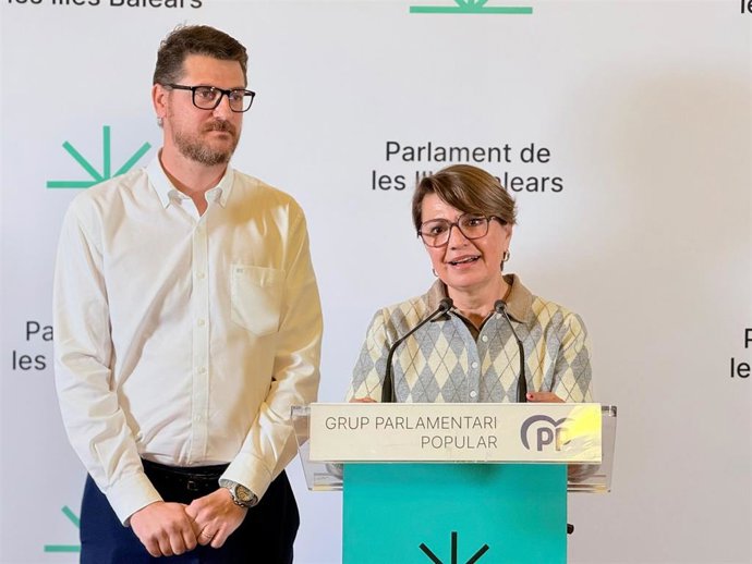 La portavoz parlamentaria adjunta del PP, Marga Durán, en rueda de prensa