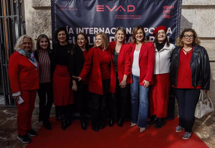 La delegada del Gobierno en la Comunitat Valenciana, Pilar Bernabé(5d), la vicepresidenta primera de la Diputació de València, Natàlia Enguix(4d), y la alcaldesa de València, María José Catalá(3d), en Valencia, Comunidad Valenciana (España). 