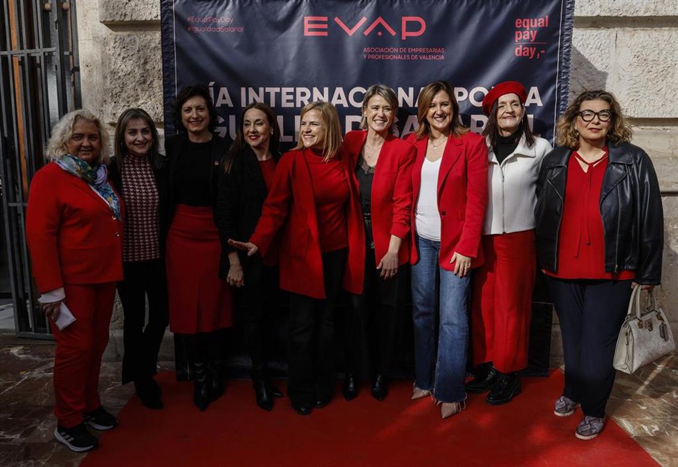 La delegada del Gobierno en la Comunitat Valenciana, Pilar Bernabé(5d), la vicepresidenta primera de la Diputació de Valncia, Natlia Enguix(4d), y la alcaldesa de Valncia, María José Catalá(3d), en Valencia, Comunidad Valenciana (España). 