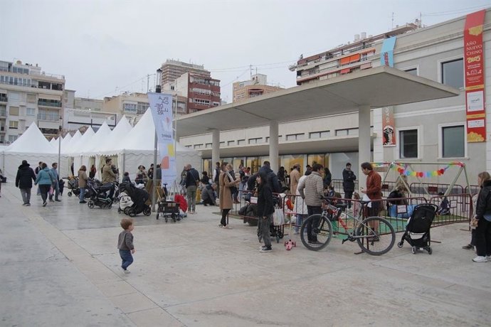 La Plaça del Llibre de Alicante aumenta un 10% las ventas hasta los 700 ejemplares y recibe 5.000 visitas.