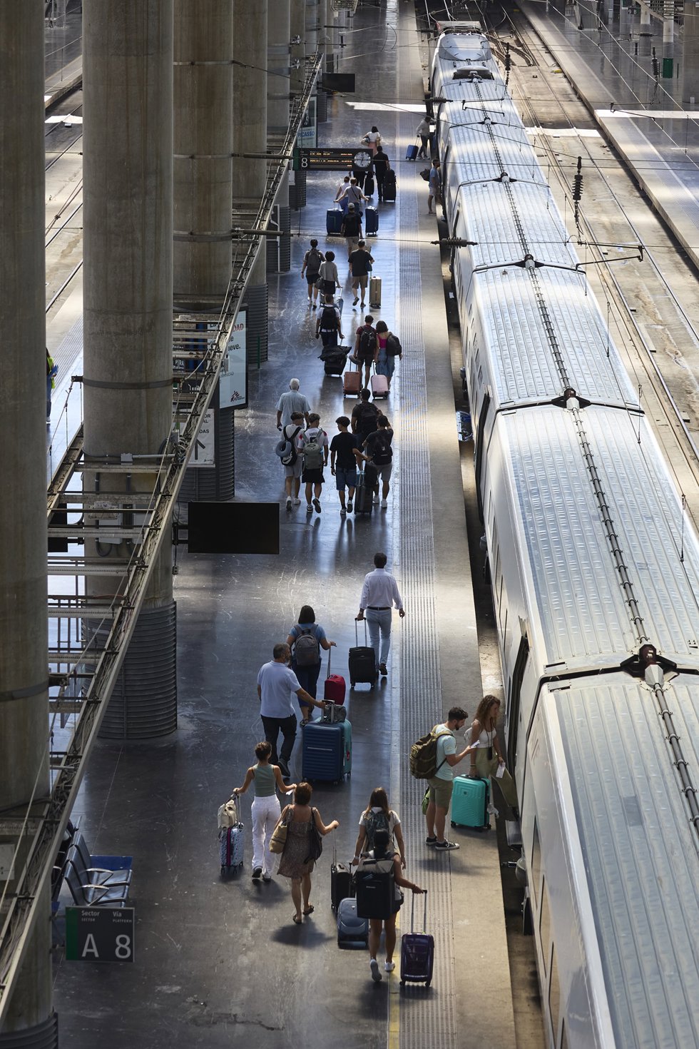 Archivo - Varias personas en la estación de trenes Puerta de Atocha-Almudena Grandes