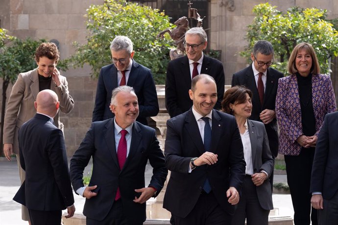 El conseller de Presidència de la Generalitat, Albert Dalmau, i el ministre de Política Territorial i Administració Pública, Ángel Víctor Torres, amb la resta de la Comissió Bilateral Generalitat-Estat