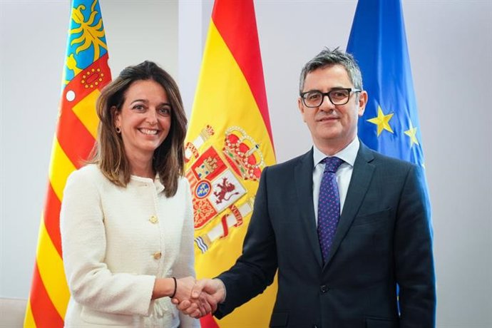 La consellera y el ministro de Justicia, Nuria Martínez y Félix Bolaños, en una reunión en la Moncloa