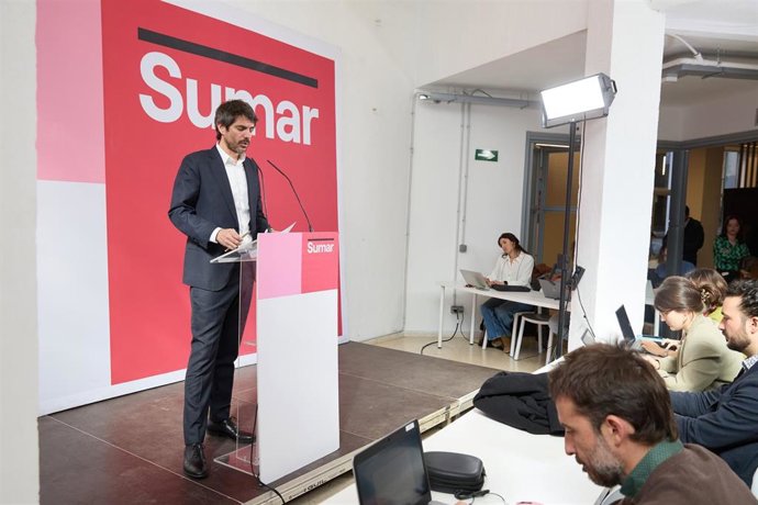 El portavoz de Sumar, Ernest Urtasun, durante una rueda de prensa en el Espacio Rastro, a 17 de febrero de 2025, en Madrid (España).