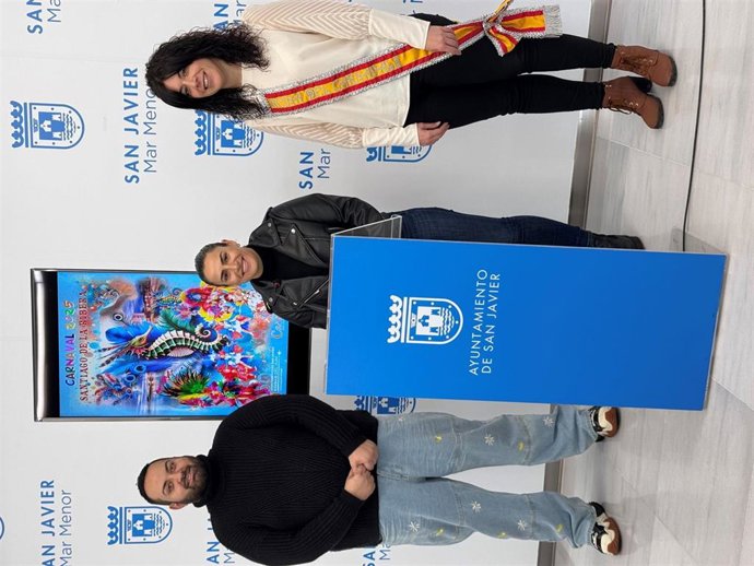 La concejala de Fiestas, Isabel Madrid, acompañada por la reina del Carnaval 2024, Verónica Soler, y el representante de la Comisión de Carnaval, Rubén Zapata