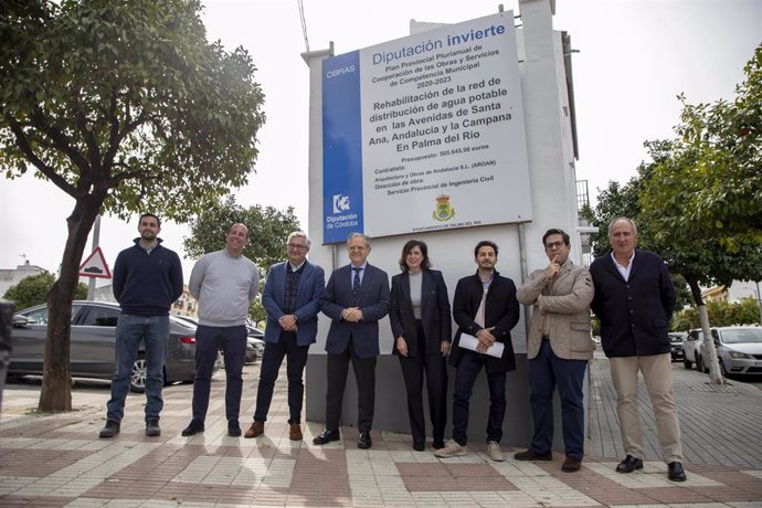 El presidente de la Diputación de Córdoba, Salvador Fuentes (cuarto por la izda.), en su visita a Palma del Río, junto a la alcaldesa, Matilde Esteo.
