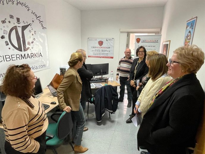 La delegada de Investigación e Innovación de la Junta en Granada, María José Martín Gómez, visita el  CADE de Baza.