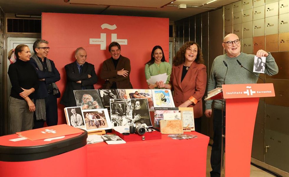 El presidente de la Academia de Cine, Fernando Méndez-Leite; la productora cinematográfica, Anna Saura, y la actriz Eulália Ramón, acompañados por el presidente del Instituto Cervantes, Luis García Montero, entregan el legado del cineasta Carlos Saura, 