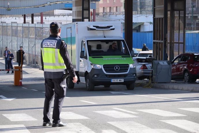 Un camión pasa por la audana entre Melilla y Marruecos.