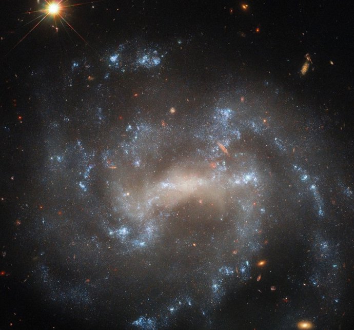 A galáxia espiral UGC 5460 brilha nesta imagem do Telescópio Espacial Hubble da NASA/ESA.