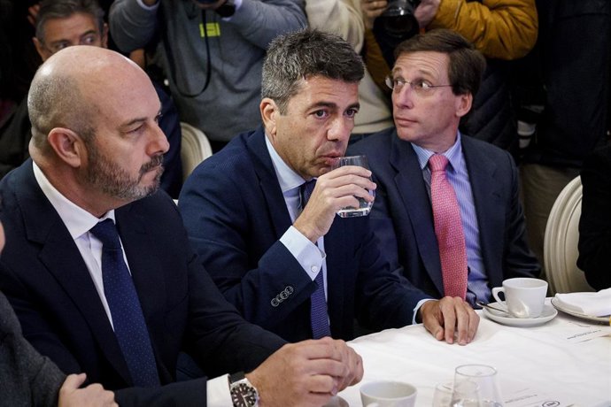 El president de la Generalitat Valenciana, Carlos Mazón (e) i l'alcalde de Madrid, José Luis Martínez-Almeida (d), durant un esmorzar informatiu de Fórum Europa