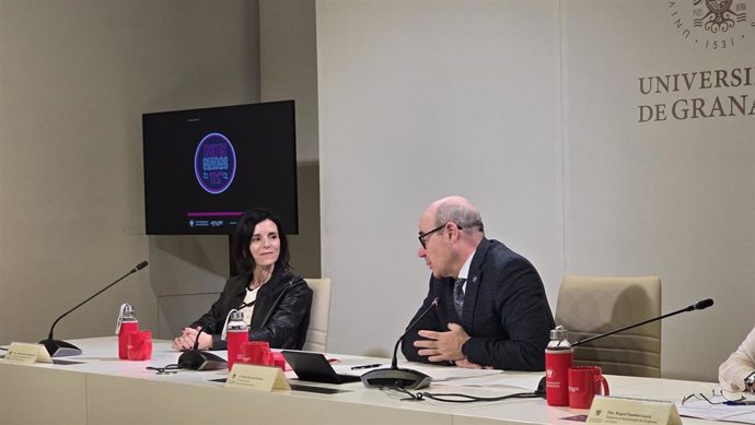 Carmen Nestares, con el rector de la UGR, Pedro Mercado, en imagen de archivo en la presentación de la segunda entrega del ciclo 'Distinguido/as Alumni'