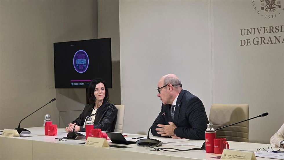 Carmen Nestares, con el rector de la UGR, Pedro Mercado, en imagen de archivo en la presentación de la segunda entrega del ciclo 'Distinguido/as Alumni'