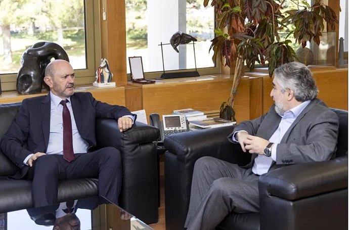 Rafael Louzán (izda) y José Manuel Rodríguez Uribes durante su reunión en el CSD