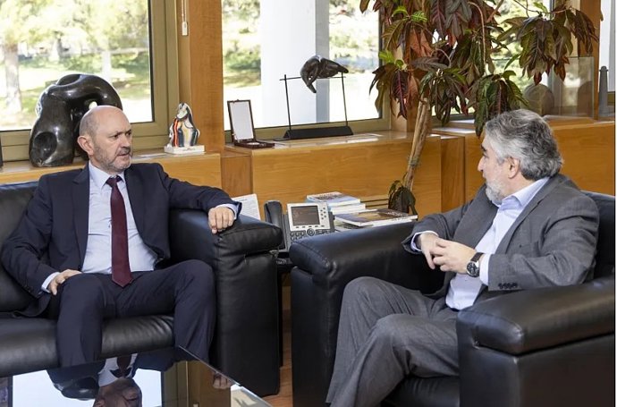 Rafael Louzán (à esquerda) e José Manuel Rodríguez Uribes durante sua reunião na CSD.
