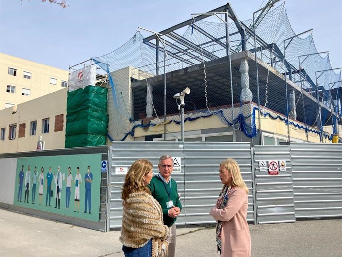 La delegada territorial de Salud y Consumo en la provincia de Cádiz, Eva Pajares, en una visita al Hospital Universitario de Puerto Real para comprobar el estado de las obras de la Unidad de Cuidados Intensivos (UCI).